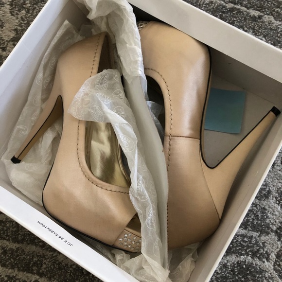 Steve Madden Feelixx Champagne Satin Size 6 1/2 - Picture 9 of 11